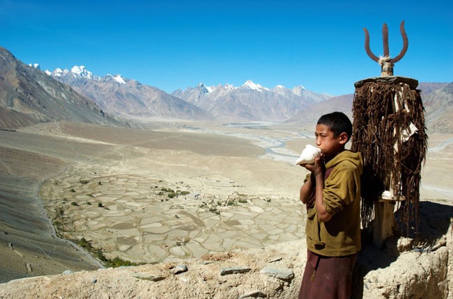 02-Culture-Ladakh-Young-Tibetan-monk-buddisht-monastery-8a82794a67